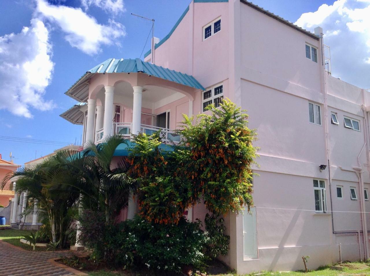 Fayruz Villa Is A 3 Bedroom, 3 Bathroom Detached House With Ac And Swimming Pool 5 Minutes Walk From Flic En Flac Public Beach Exteriér fotografie