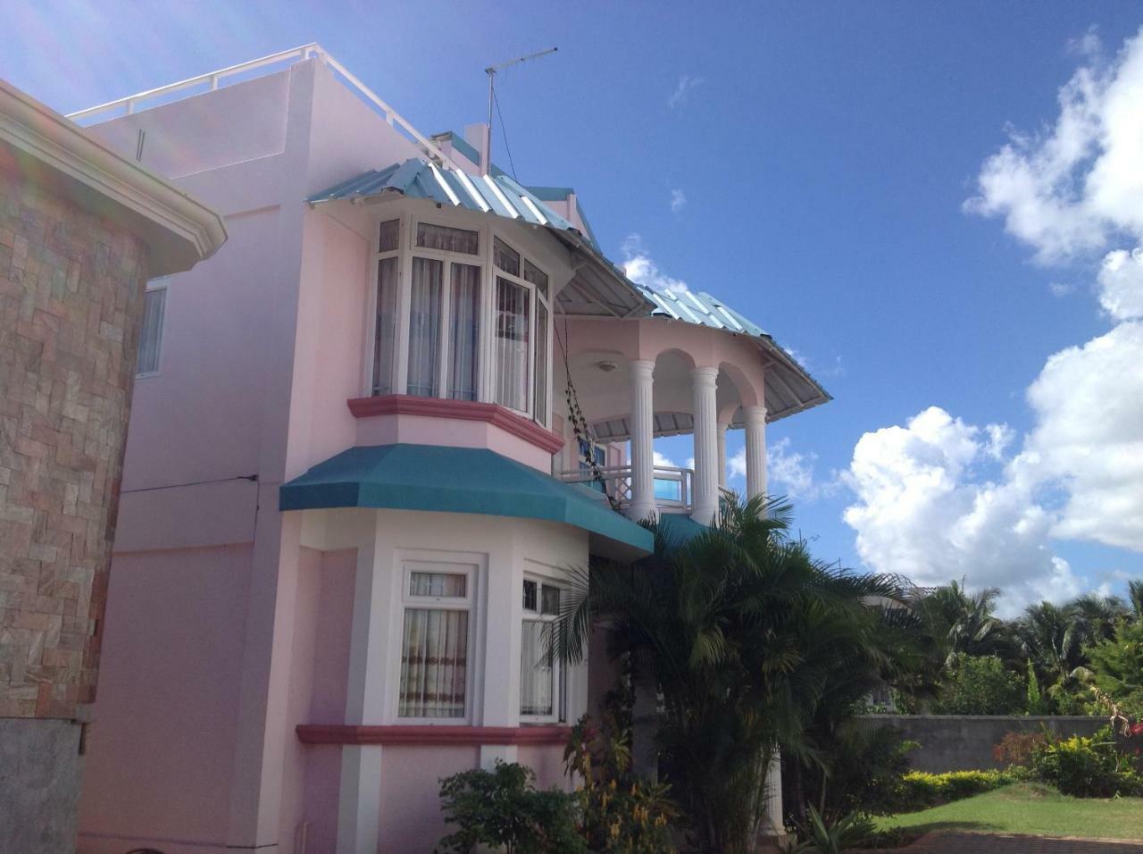 Fayruz Villa Is A 3 Bedroom, 3 Bathroom Detached House With Ac And Swimming Pool 5 Minutes Walk From Flic En Flac Public Beach Exteriér fotografie