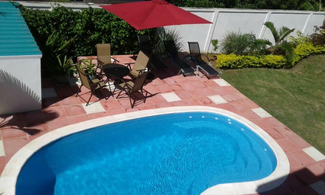 Fayruz Villa Is A 3 Bedroom, 3 Bathroom Detached House With Ac And Swimming Pool 5 Minutes Walk From Flic En Flac Public Beach Exteriér fotografie