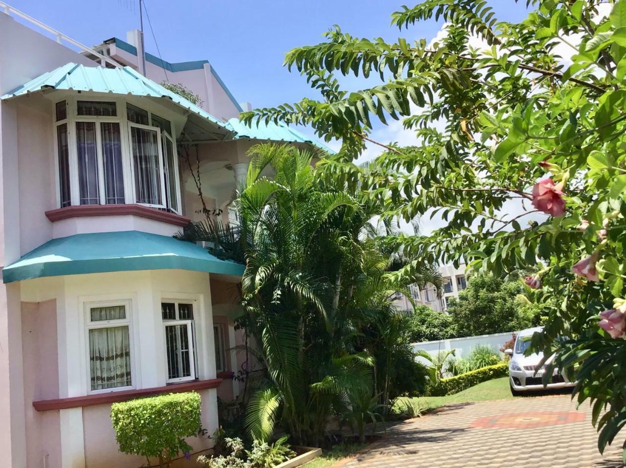 Fayruz Villa Is A 3 Bedroom, 3 Bathroom Detached House With Ac And Swimming Pool 5 Minutes Walk From Flic En Flac Public Beach Exteriér fotografie