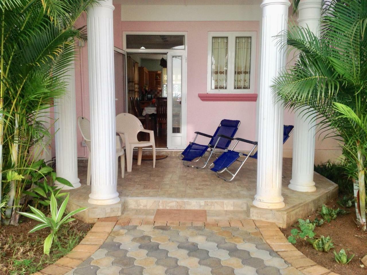 Fayruz Villa Is A 3 Bedroom, 3 Bathroom Detached House With Ac And Swimming Pool 5 Minutes Walk From Flic En Flac Public Beach Exteriér fotografie