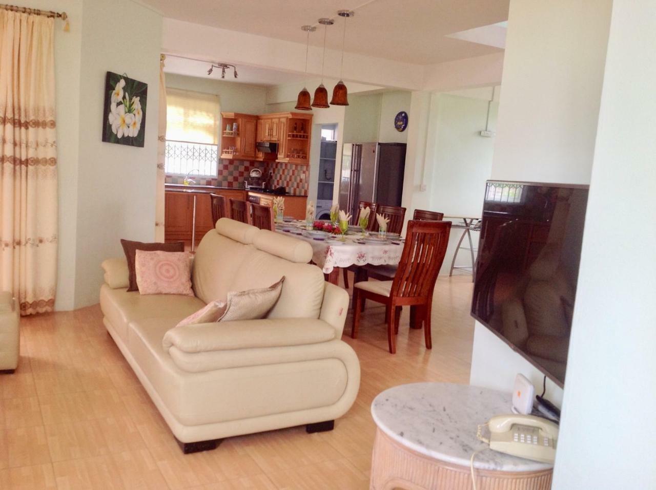 Fayruz Villa Is A 3 Bedroom, 3 Bathroom Detached House With Ac And Swimming Pool 5 Minutes Walk From Flic En Flac Public Beach Exteriér fotografie