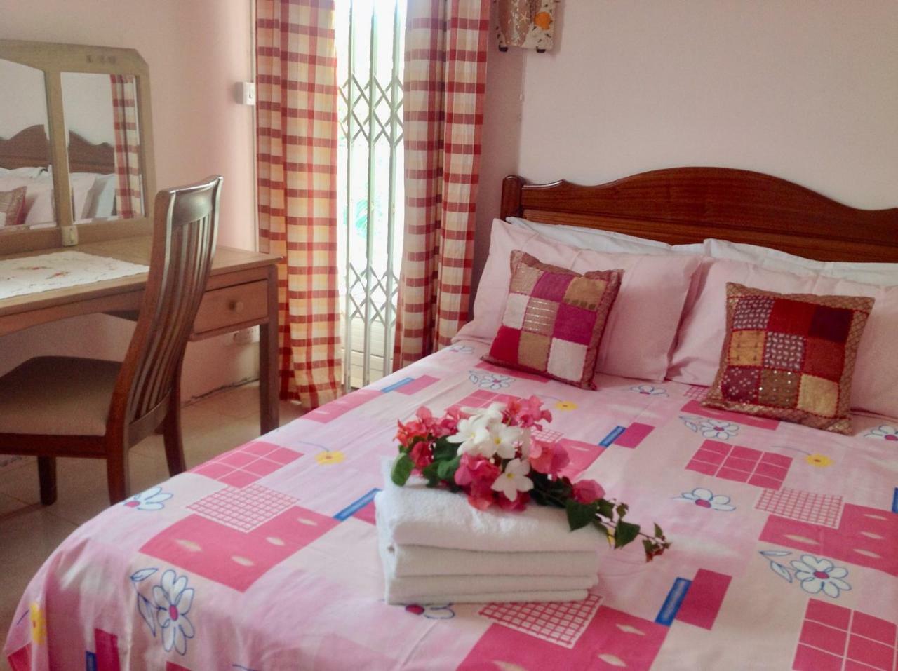 Fayruz Villa Is A 3 Bedroom, 3 Bathroom Detached House With Ac And Swimming Pool 5 Minutes Walk From Flic En Flac Public Beach Exteriér fotografie